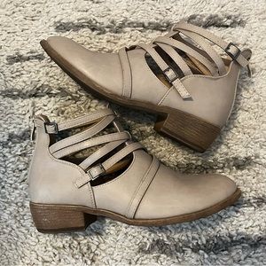 Journee Collection booties